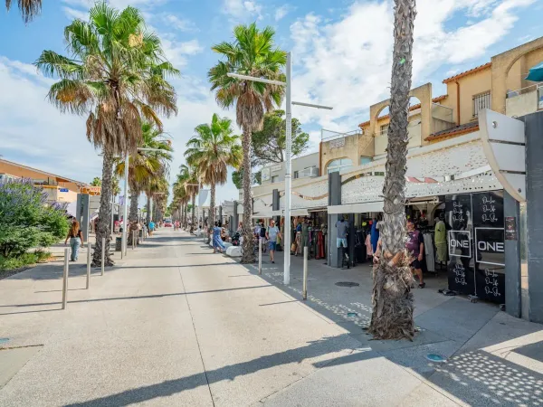Winkelstraat op de centrale Avenue van Vias-Plage bij Roan camping Le Napoléon.