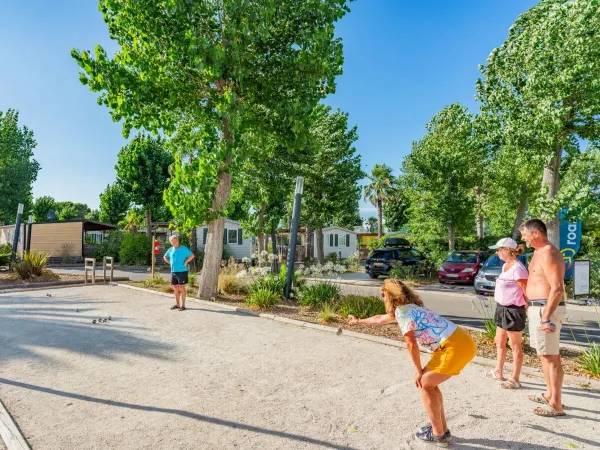 Gezin speelt jeu de boules op Roan camping Le Napoléon.