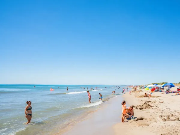 Mooi zandstrand op Roan camping Le Serignan Plage.