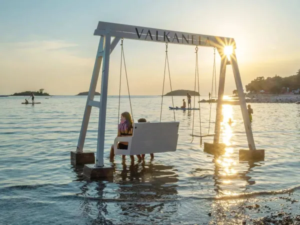Zonsondergang bij de zee op Roan camping Valkanela.