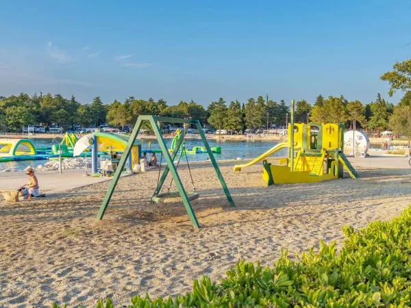 Speeltuin op het strand bij Roan camping Valkanela.