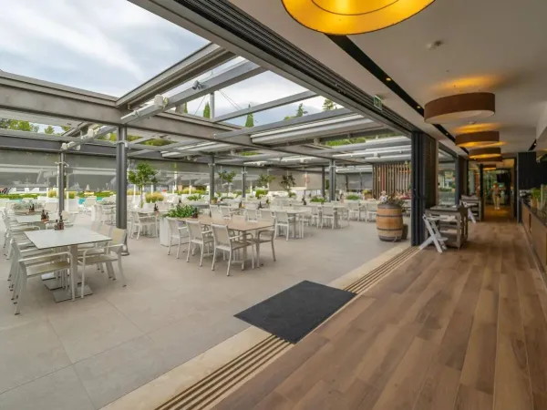 Restaurant op Roan camping Valkanela.