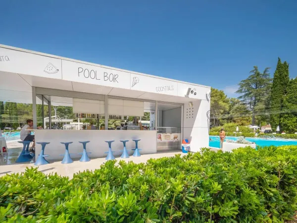 Poolbar op Roan camping Valkanela.
