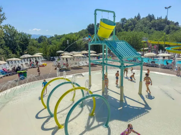 Kinderbad met zachte ondergrond en glijheuvels op Roan camping hu Norcenni Girasole village.