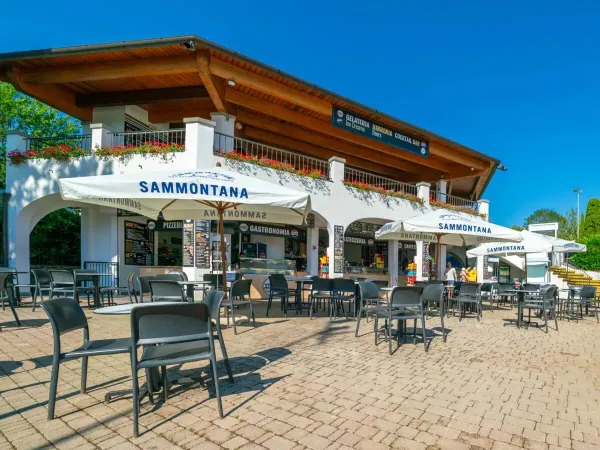 Zwembadrestaurant op Roan camping hu Norcenni Girasole village.