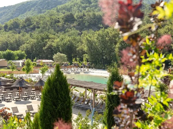 Overzicht van het lagunezwembad op Roan camping Verdon Parc.