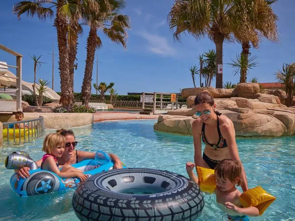 Moeders met jonge kindjes in het zwembad op Roan camping Le Petit Mousse.