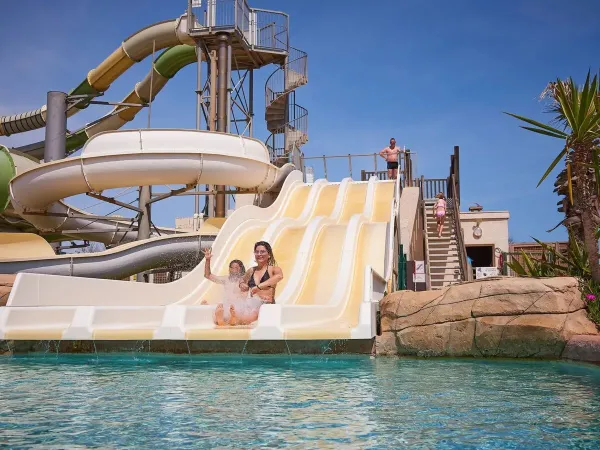 Meiden glijden van de glijbaan op Roan camping Le Petit Mousse.