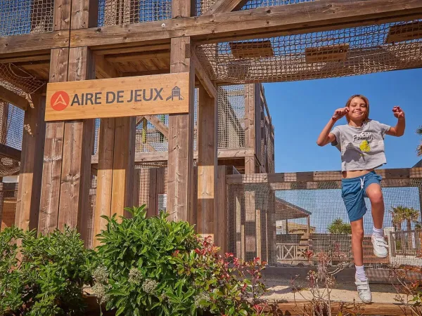 Het speeltoestel op Roan camping Le Petit Mousse.