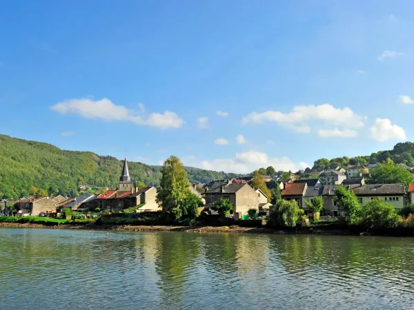 Dorpje in de omgeving van Roan camping Le Lac des Vieilles Forges.