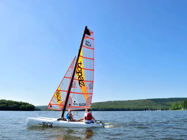 Windsurfen op het meer vanaf Roan camping Le Lac des Vieilles Forges.