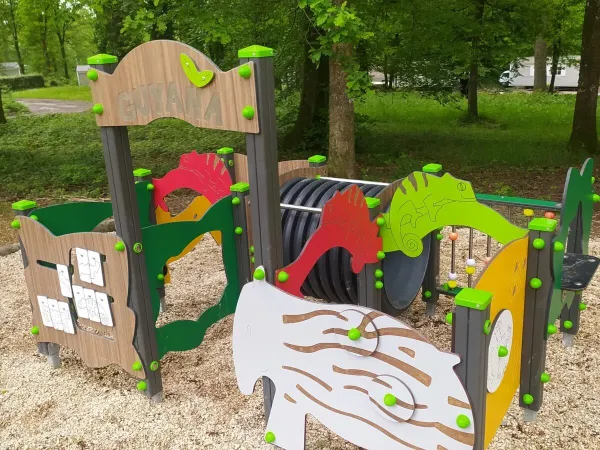 Een speeltuintje op Roan camping Le Lac des Vieilles Forges.