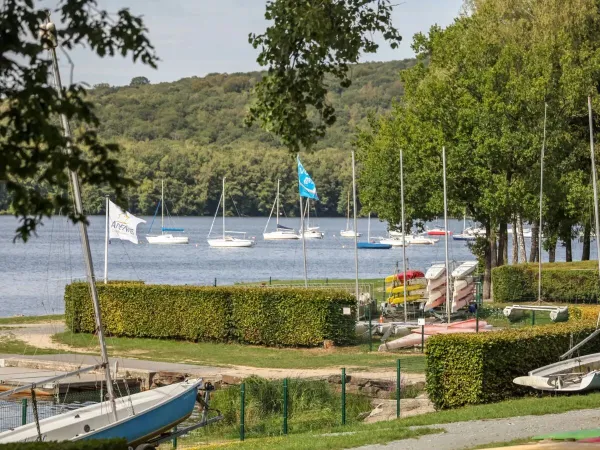 Watersportmogelijkheden op het meer van Roan camping Le Lac des Vieilles Forges.