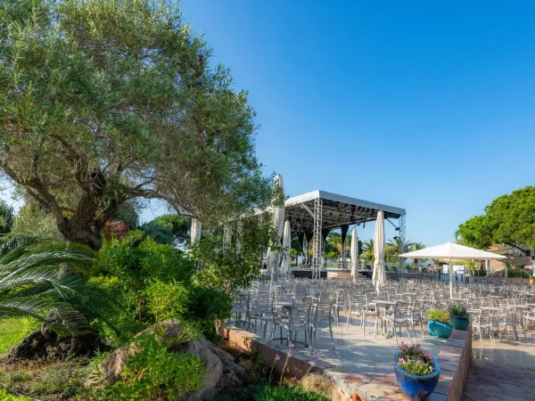 Het sfeervolle terras op Roan camping Arinella Bianca.