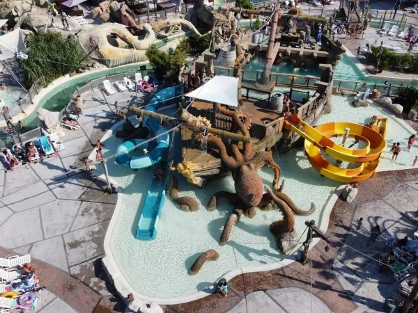 Piratenschip waterspeeltuin met glijbanen op Roan camping Les Sables d'Or.