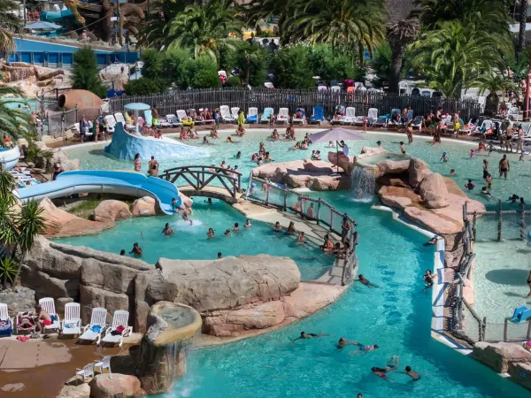 Gasten zwemmen in het zwembad op Roan camping Les Sables d'Or.