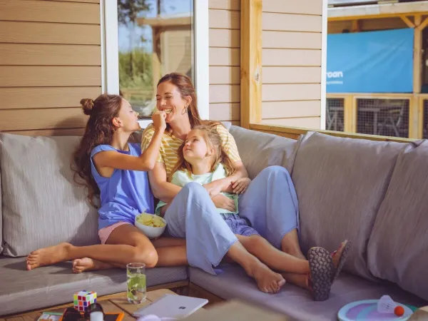 Moeder en kinderen genieten op de loungebank van Roan.