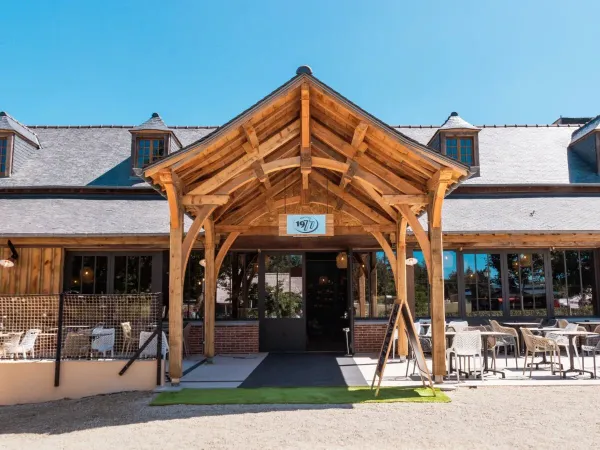 Ingang van restaurant 1977 op Roan camping Domaine des Ormes.