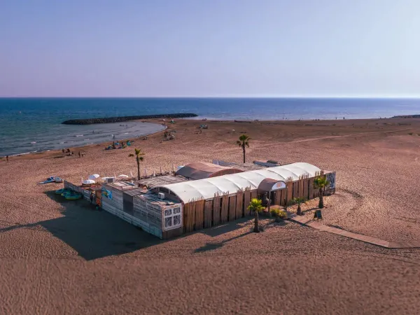 Strand en bar bij Roan camping Les Sables d'Or.