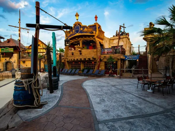 Piraten thema bij het zwembad op Roan camping Les Sables d'Or.