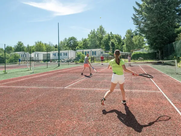 Tennis op Roan camping Domaine des Bans