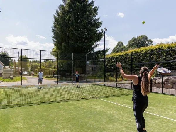 Tennis op Roan camping Domaine des Bans.