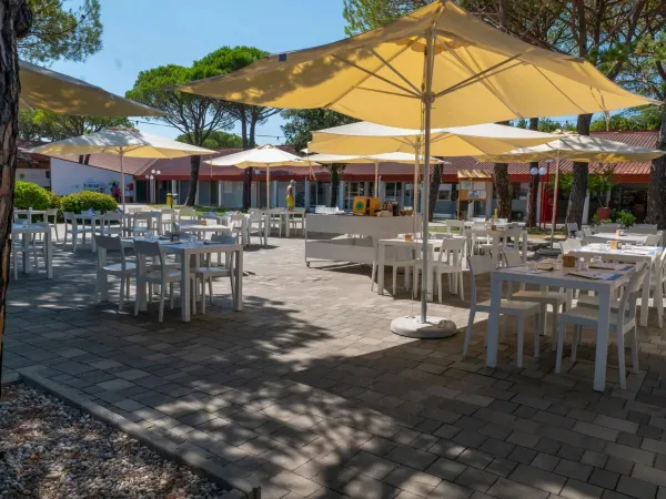 Terras bij het restaurant op Roan camping Marina Julia Camping Village.