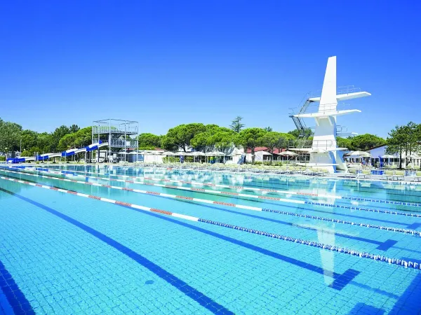 Het wedstrijd bad met duikplanken op Roan camping Marina Julia Camping Village.