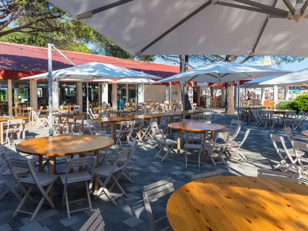 Een gezellig terras op Roan camping Marina Julia Camping Village.