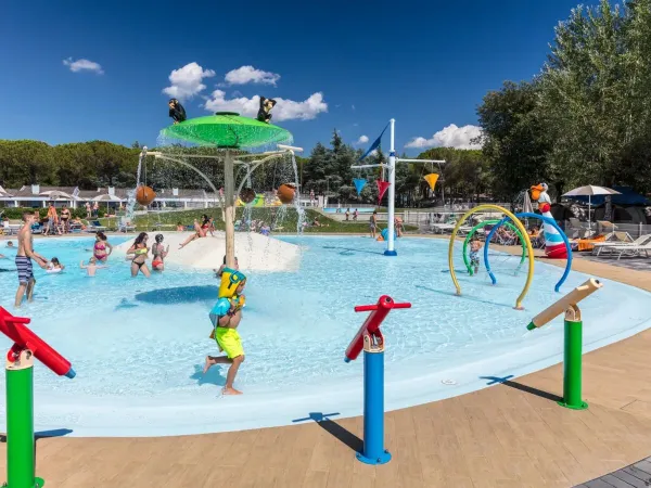 Kinderbad met glijheuvels en sproeiers  op Roan camping Marina Julia Camping Village.