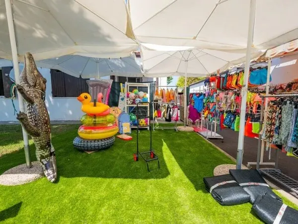 Kiosk met strandartikelen en opblaasbaar speelgoed op camping Vigna sul Mar.