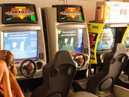 Arcadehal met racegame en speelautomaten op camping Vigna sul Mar.