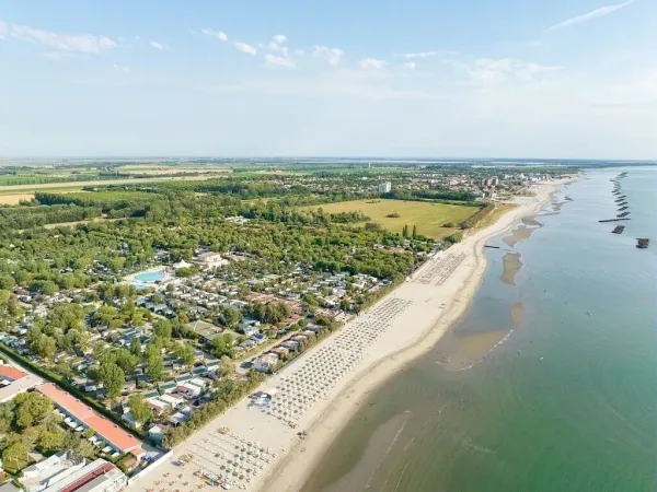 Luchtfoto van het strand van camping Vigna sul mar.