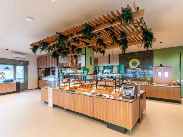 Een gezellig barretje op Roan camping Tanuta Primero.