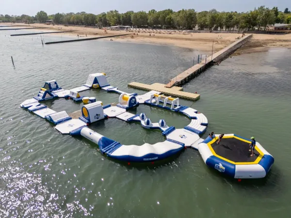 Waterspringkussens in de zee op Roan camping Tenuta Primero.