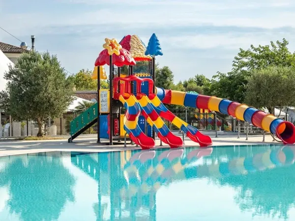 De kleurrijke kinderglijbaantje aan het kinderbad op camping Vigna sul Mar.