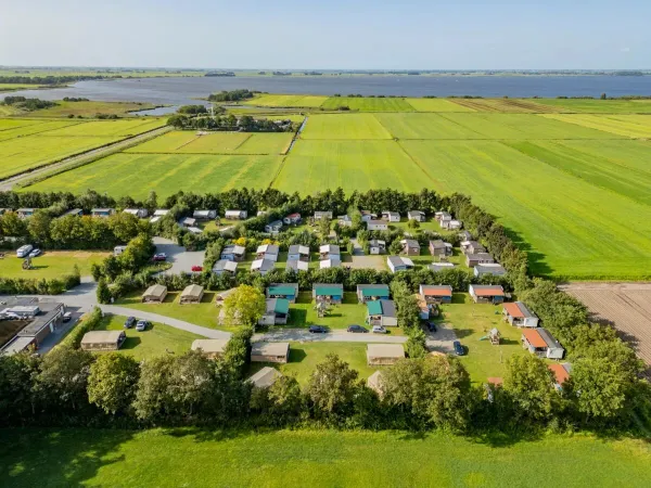 Luchtfoto van camping Marvilla Parks Friesse Meren.