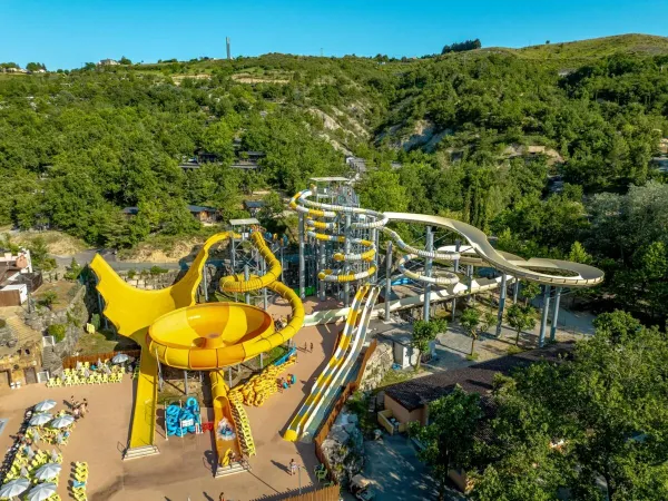 De spectaculaire glijbanen op Roan camping Le Pommier.