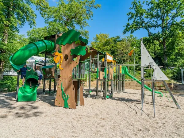 Een leuke speeltuin met glijbaan op Roan camping Le Lac des Vieilles Forges.