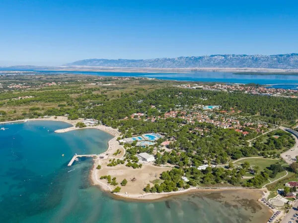 Luchtfoto van het strand en zee bij Roan camping Zaton Holiday resort.
