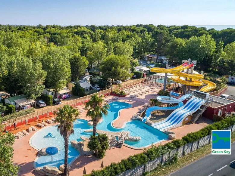 Overzicht zwembad van Roan camping De Canet.