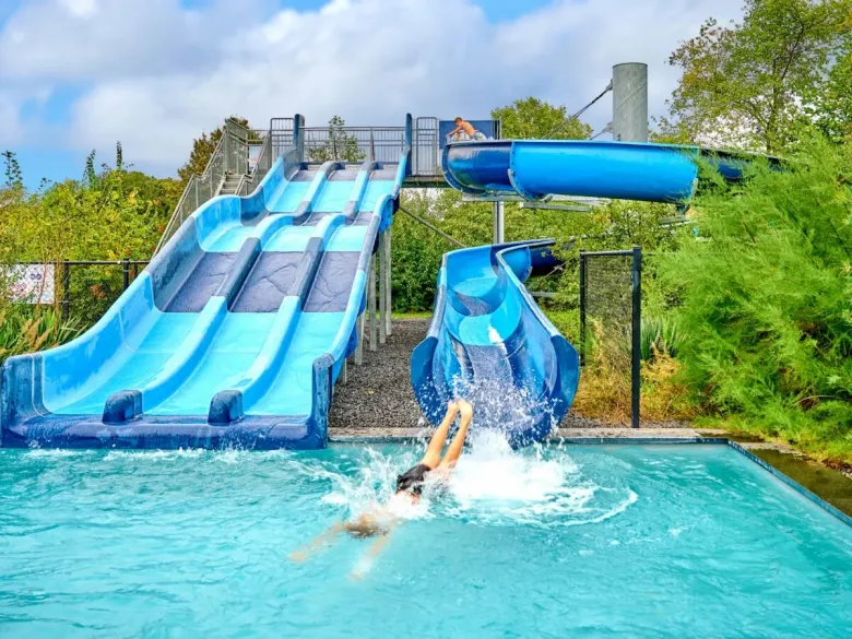 Overzicht glijbanen buitenzwembad bij Roan camping De Twee Bruggen.