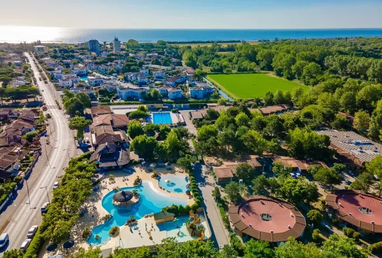 Luchtfoto van Roan camping Tahiti.