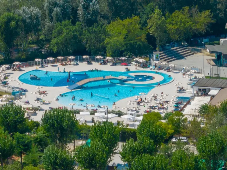 Droneshot van het zwembad op Roan camping Adriano Family Collection.