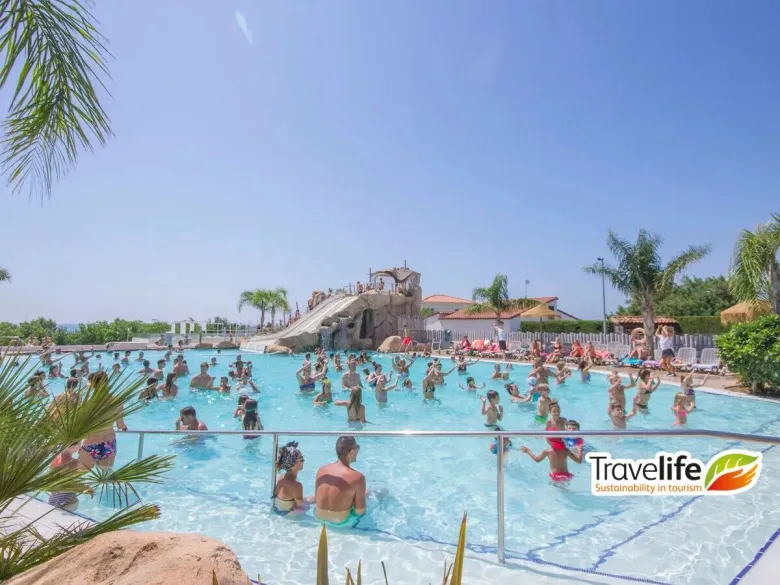 Overzicht van het zwembad op Roan camping Alannia Els Prats.