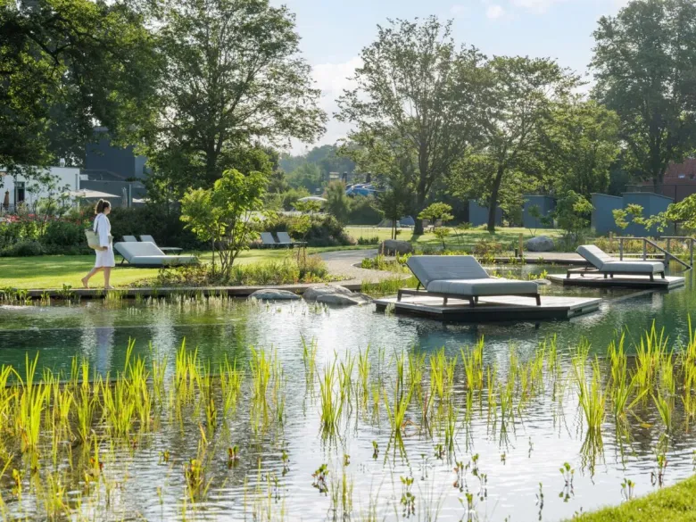 Een natuurvijver om in te zwemmen op Roan camping De Twee Bruggen.