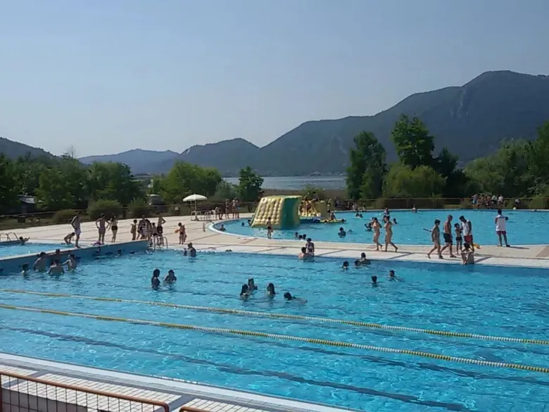 De driezwembaden bij sportcomplex Sporting Lido op Roan camping Sassabanek.
