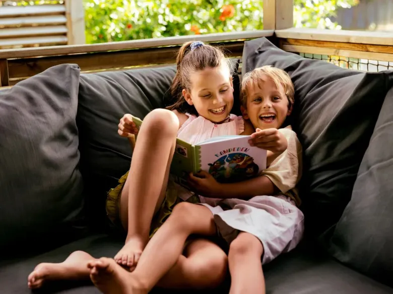 Spelende kinderen in een Roan accommodatie.