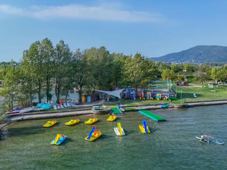 Overzichtsfoto watersport op Roan camping Village Bella Iseo.