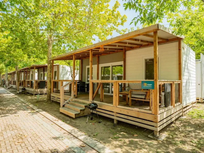Gezellig stacaravan straatje op Roan camping Tahiti.